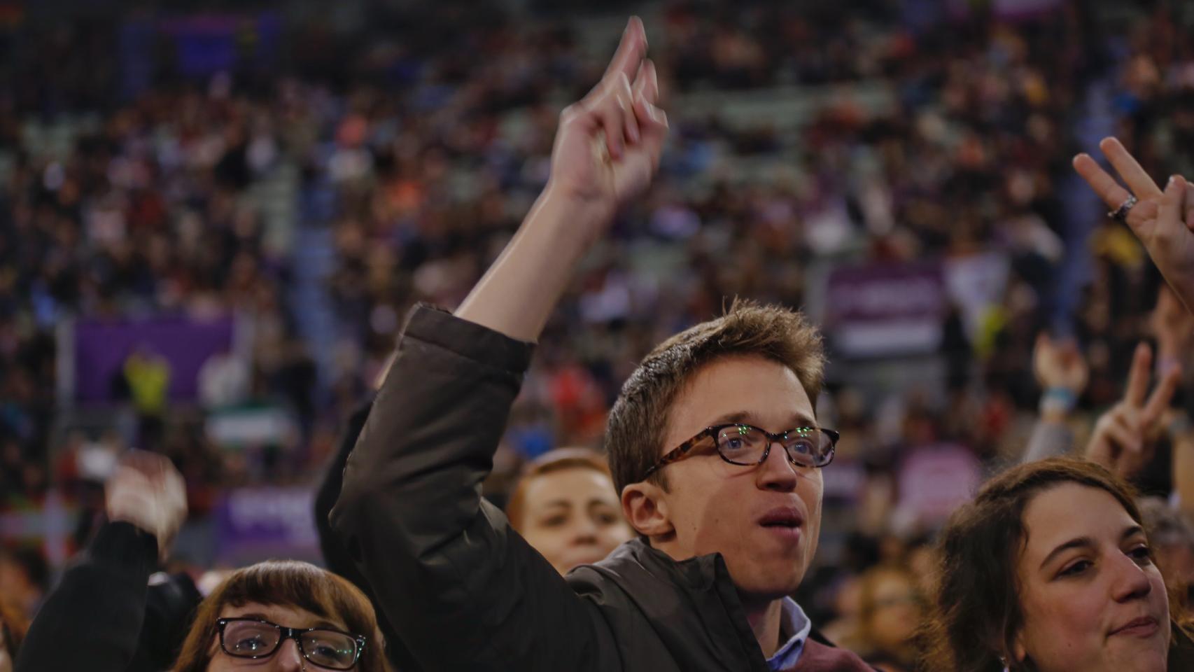 Íñigo Errejón saluda durante su intervención.