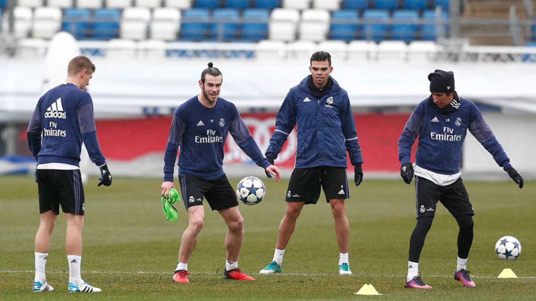 Bale entrenando con el grupo