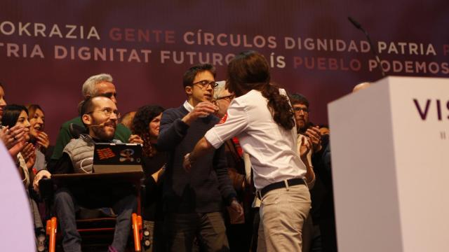 Iglesias se acerca a Errejón antes de su discurso este domingo.