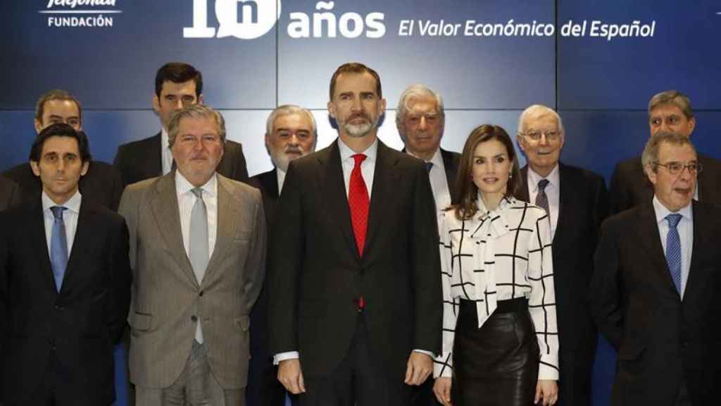 Los reyes, el Ministro de Cultura y Vargas Llosa han estado en el acto de presentación del informe.