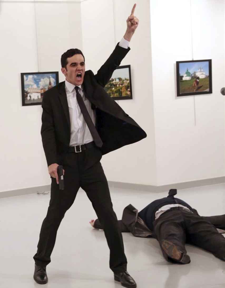 Fotografía de Burhan Ozbilici, después de que Mevlut Mert Altintas disparase al embajador ruso en Turquía.