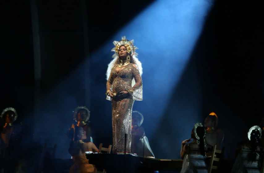 Beyoncé durante su actuación en los Grammy, coronada como una santa y embarazada.