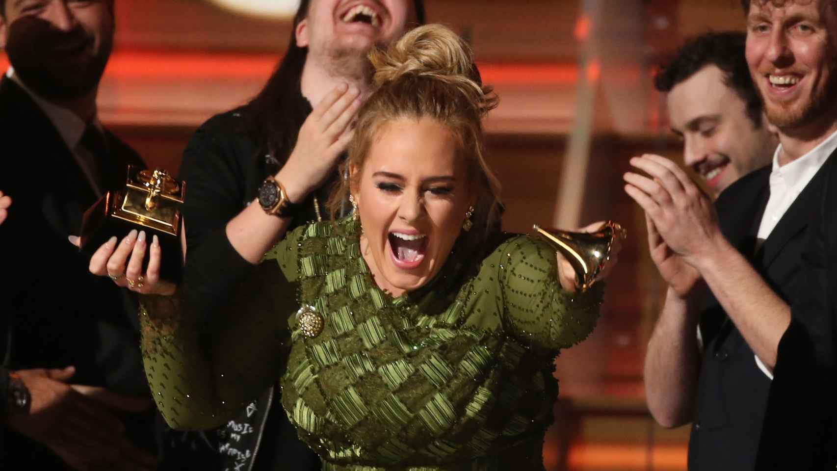 Adele rompe su quinto galardón que premia su álbum '25' como el mejor del año