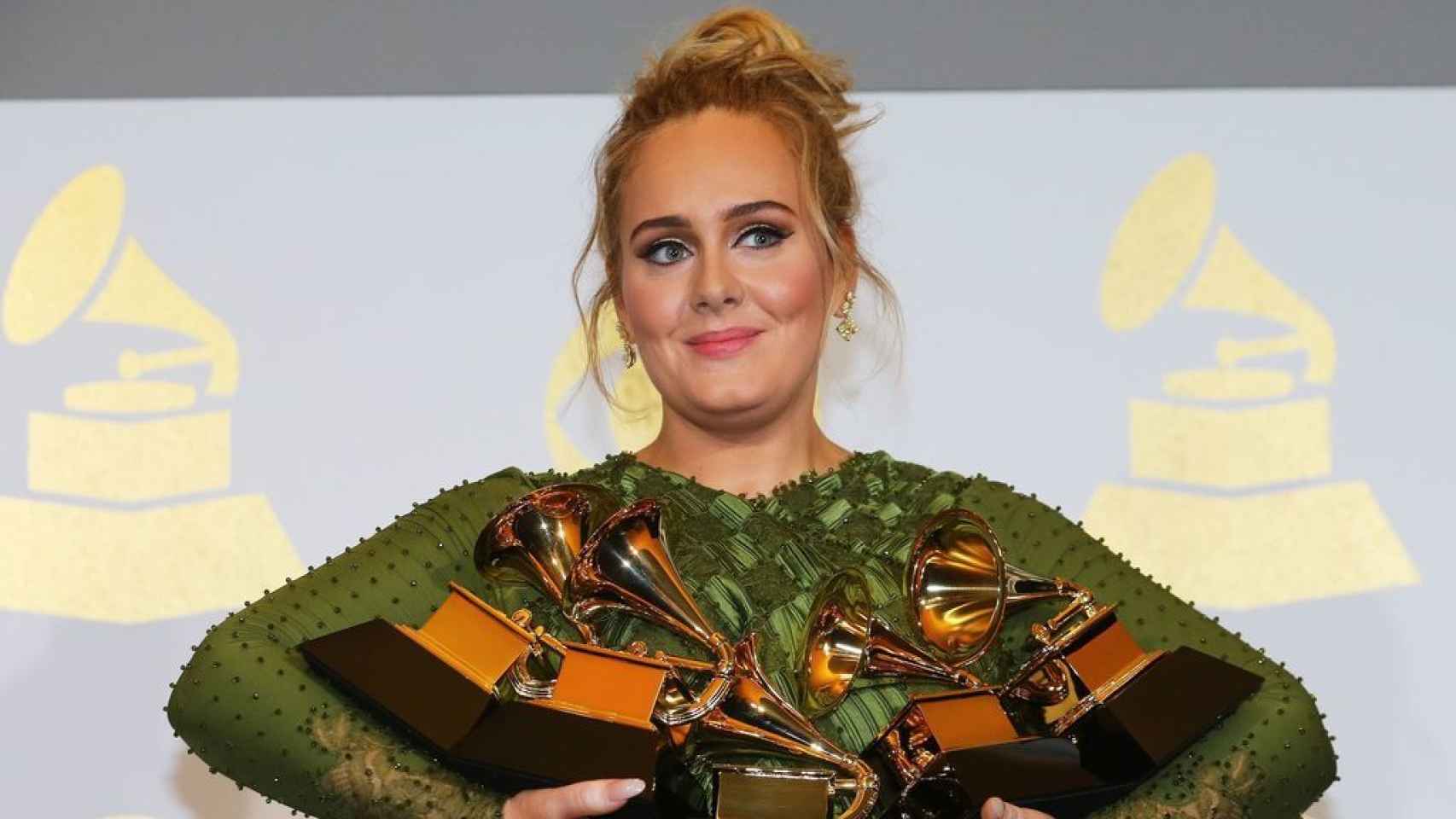 Adele recogiendo sus Grammys