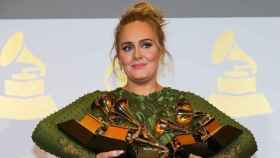 Adele recogiendo sus Grammys