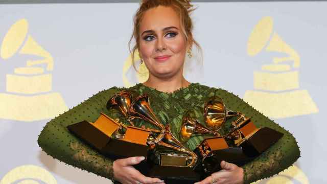 Adele, con sus cinco Grammys.