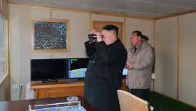 Kim Jong-un evalúa el lanzamiento del primer misil norcoreano desde que Trump accedió al poder.