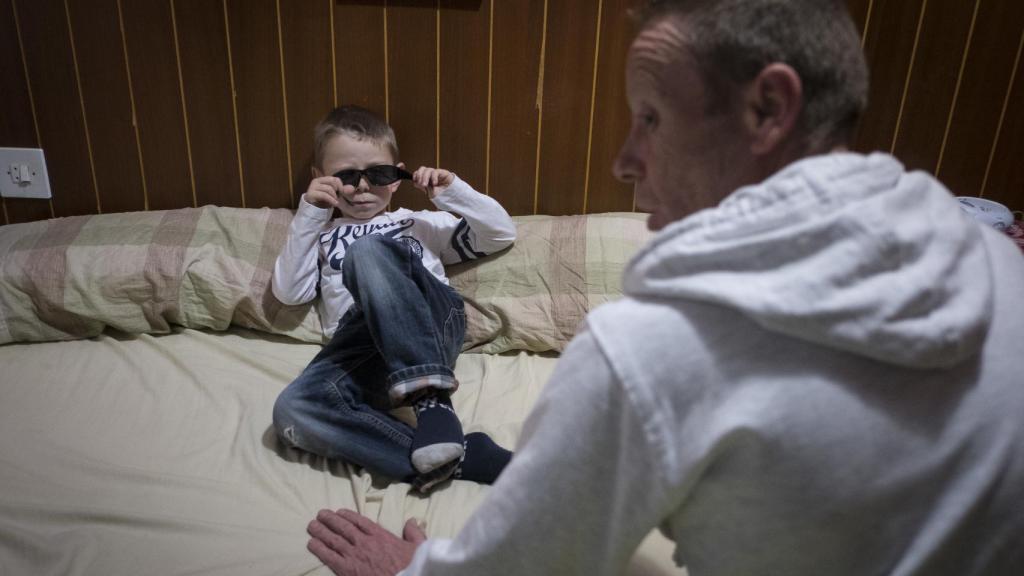 Vicente juega con su hijo pequeño.