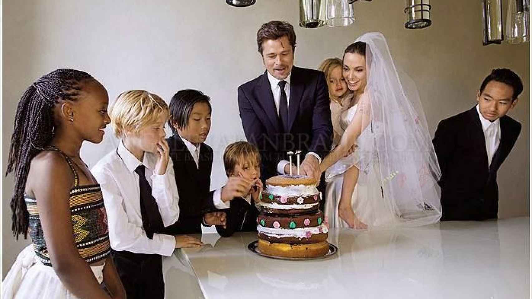 Brad Pitt y Angelina Jolie con sus hijos el día de su boda