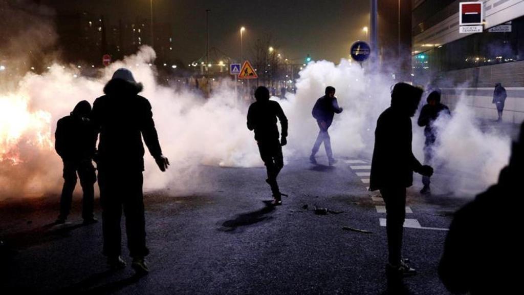 Los manifestantes huyen de los gases lacrimógenos durante su protesta en Bobigny el 11 de febrero.