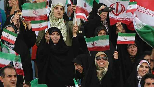Varias mujeres durante un encuentro de fútbol femenino en Irán.