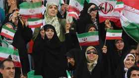 Varias mujeres durante un encuentro de fútbol femenino en Irán.