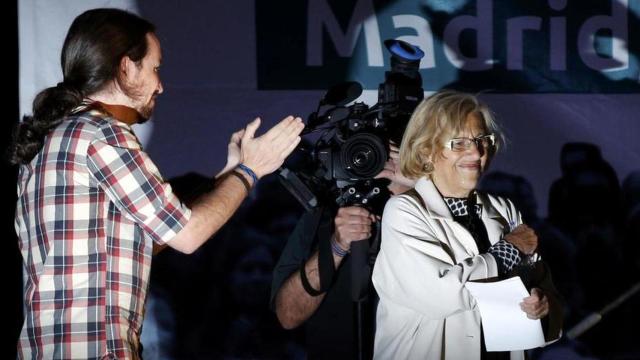 Iglesias aplaude a Carmena durante un mitin de la campaña municipal.