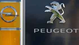 Logotipos de Opel y Peugeot.