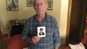 Raimundo Aranda enseña la foto de su mujer desaparecida desde hace una semana