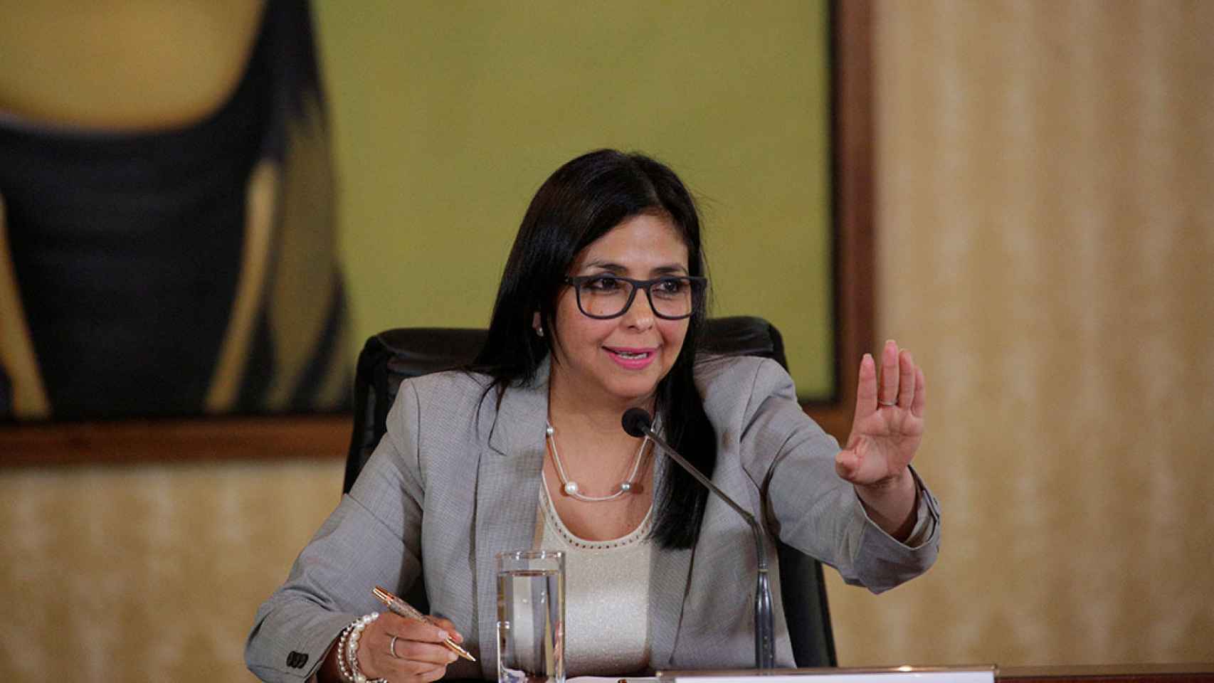 La canciller de Venezuela, Delcy Rodríguez, explica la decisión del cierre de CNN en Español.