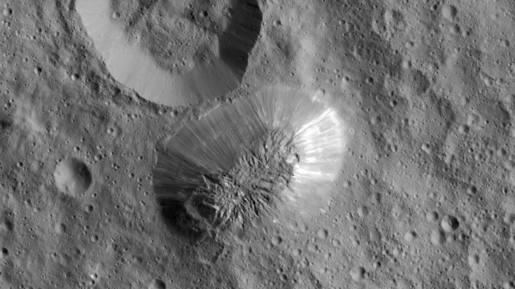 El monte Ahuna de Ceres, la mitad de alto que el Everest.