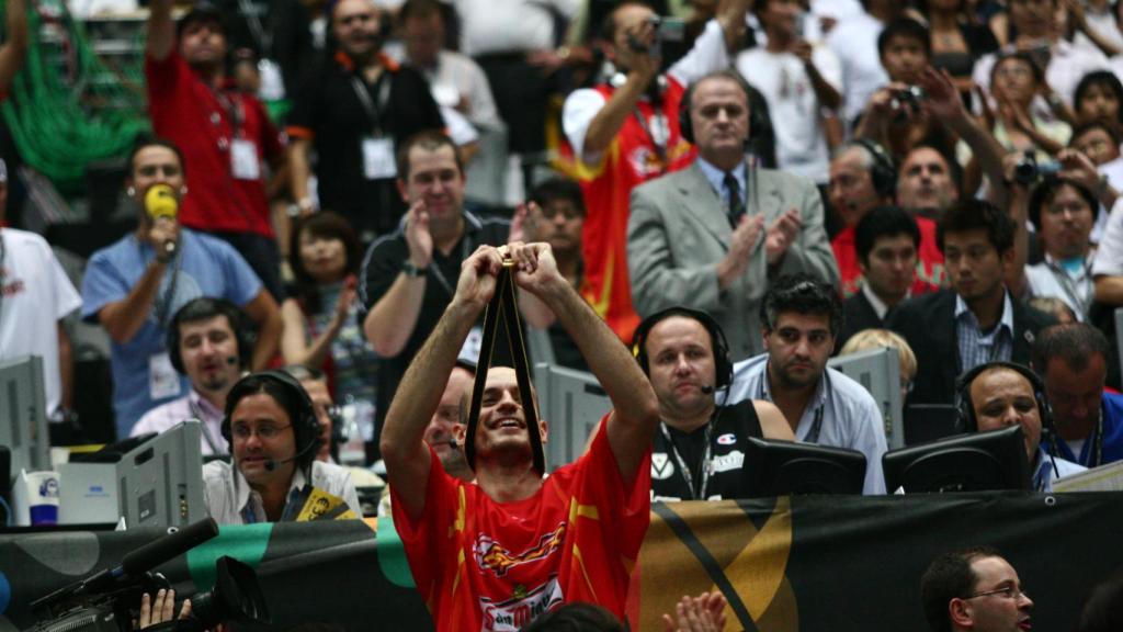 Carlos Jiménez con el oro del Mundial de Japón 2006.