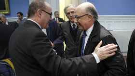 El gobernador del Banco de España, Linde, saluda al ministro de Hacienda, Montoro.