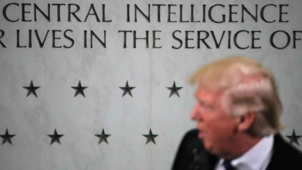 Trump trata de hacer las paces con los servicios de inteligencia durante un discurso en la CIA.