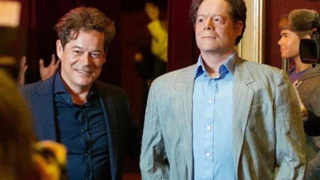 Jorge Sanz junto a la figura creada para la serie '¿Qué fue de Jorge Sanz?'.