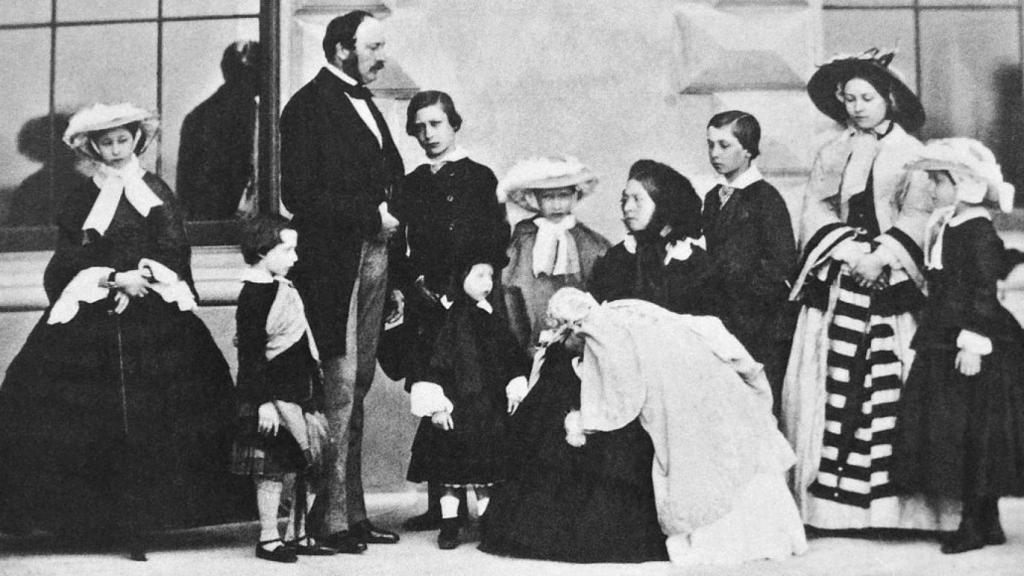 La reina Victoria, el príncipe Alberto y sus nueve hijos.