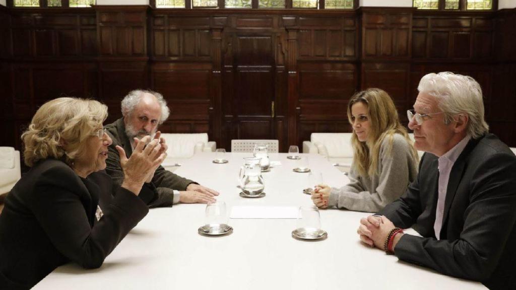 Manuela Carmena junto a la pareja de activistas sociales.