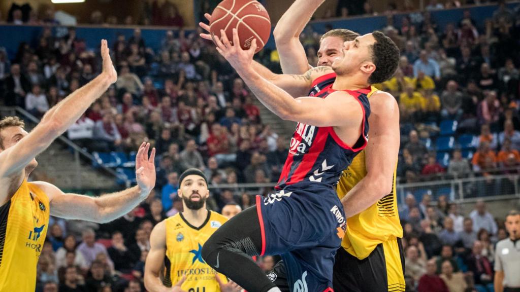 Larkin intenta zafarse de la defensa tinerfeña.