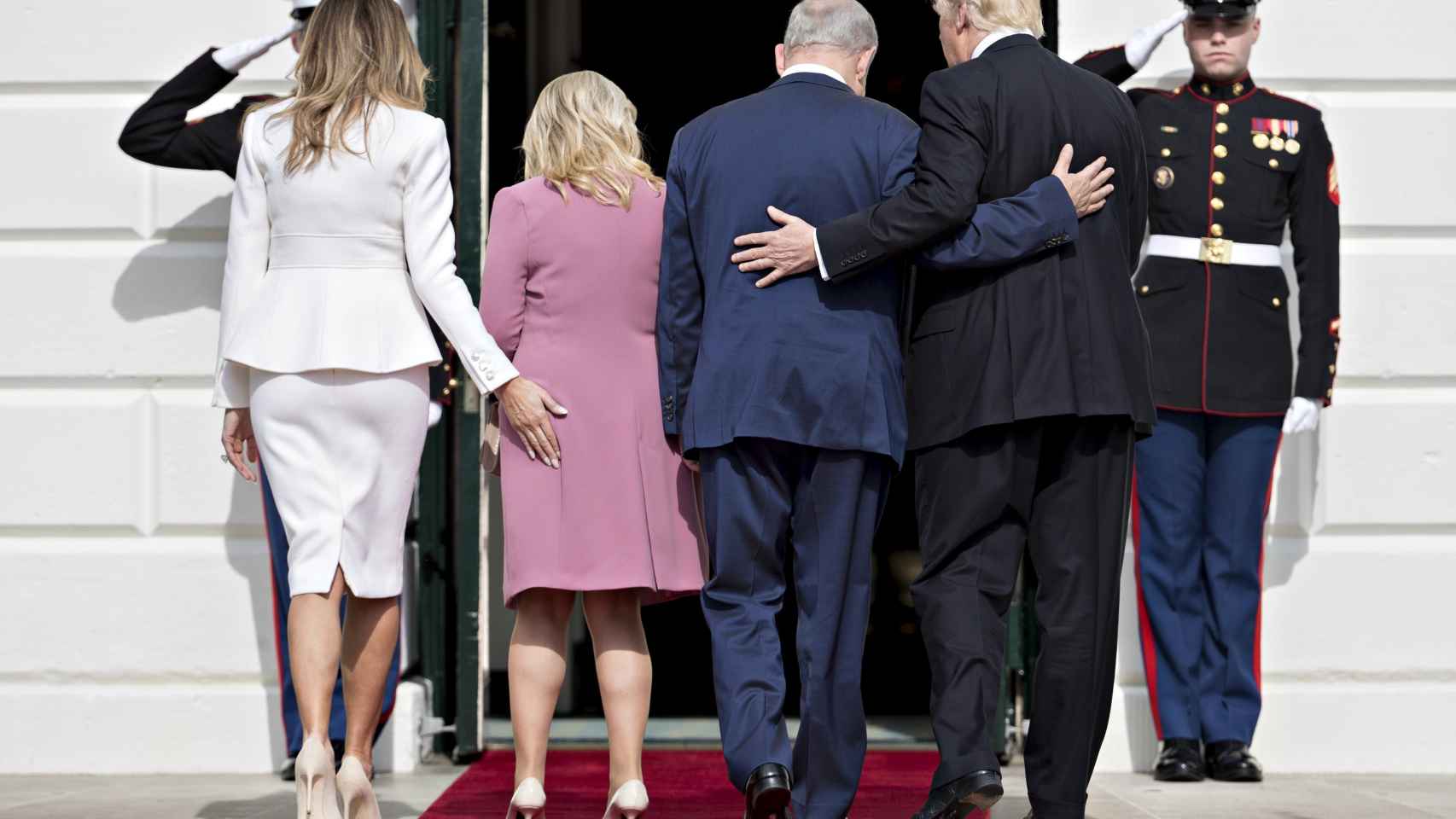 Melania Trump y su comentada mano sobre el trasero de la esposa de Netanyahu.