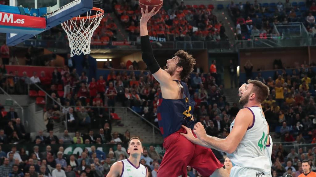 Ante Tomic intenta anotar ante Unicaja.