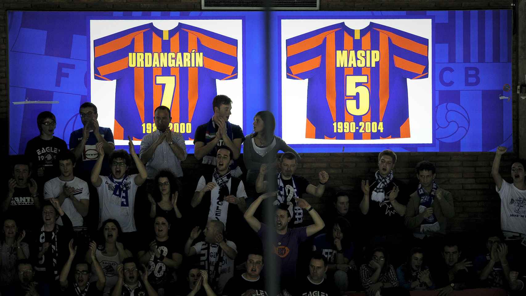 La camiseta de Urdangarin luce junto a la de Masip en el Palau Blaugrana.