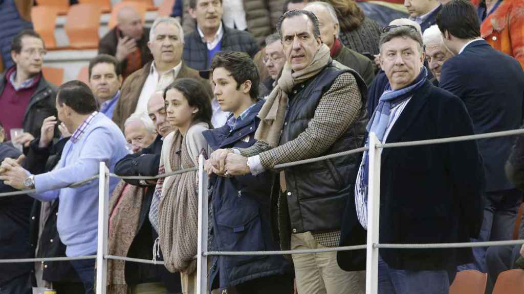 Jaime de Marichalar con sus hijos durante la feria taurina de Illescas, en marzo de 2016.