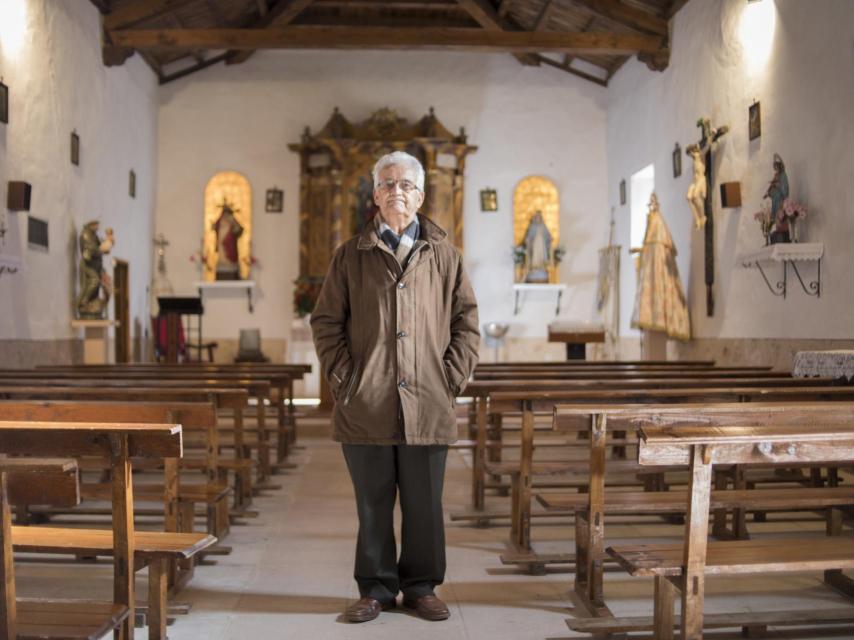 Ricardo Díez tiene las llaves de todas las casas del pueblo, incluso la de la iglesia, que construyó él mismo y en la que toca el órgano los domingos.