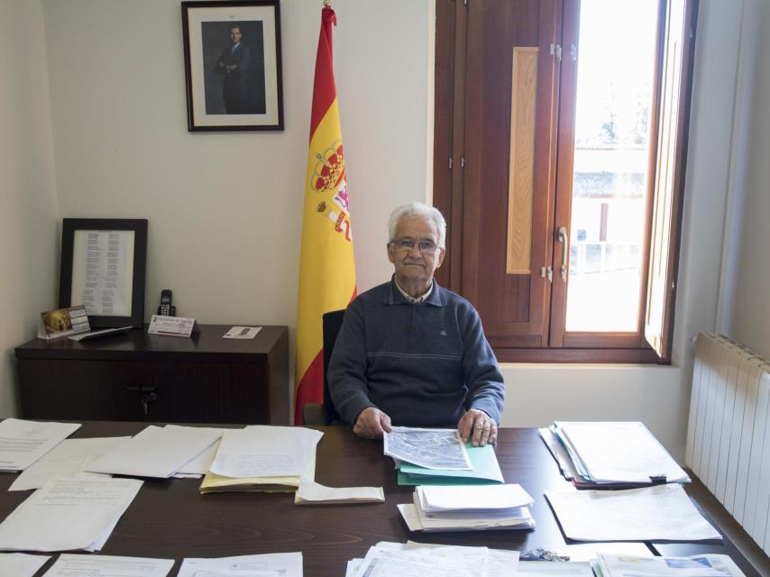 En la mesa de su despacho tiene desplegados toda clase de documentos: licitaciones, archivos catastrales, permisos de recogida de setas... Él solo lo maneja todo.