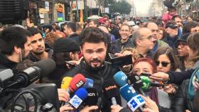 Rufián rodeado de micros