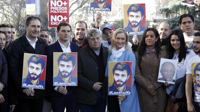 La presidenta de la Comunidad, Cristina Cifuentes, junto al diputado venezolano, Lester Toledo; el padre de Leopoldo López, Leopoldo López Gil (3i), y el presidente de Cs, Albert Rivera, durante el acto en defensa del líder opositor venezolano Leopoldo López celebrado este sábado en Madrid.