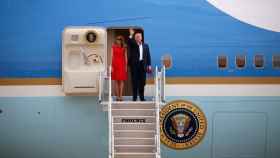 Trump, junto a su esposa al aterrizar en Florida.