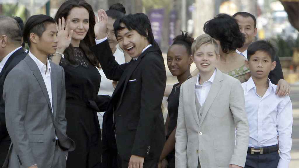 Angelina Jolie ha estado en Camboya acompañada de sus hijos.