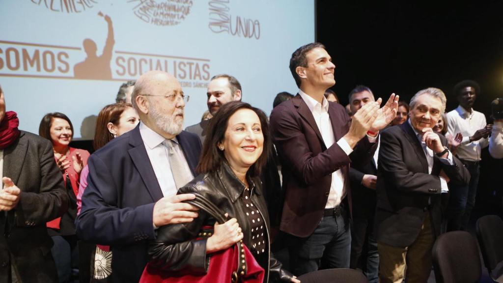 Sánchez, rodeado de diputados y colaboradores.