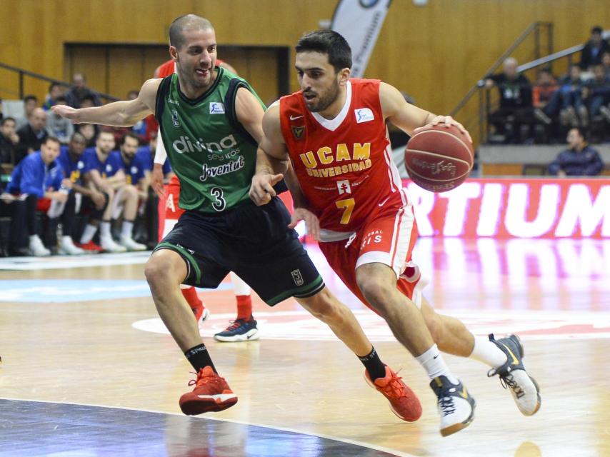 Campazzo intenta superar a Sabat, del Joventut.