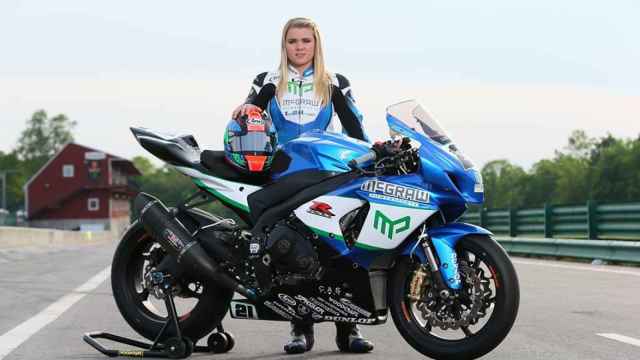 Elena Myers, junto a la Suzuki con la que competía en Superbike en el campeonato MotoAmerica.