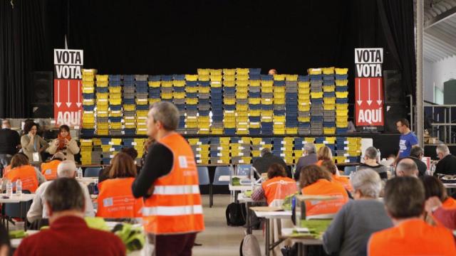 La nave de Matadero, durante el escrutinio. Al fondo, el 'gigante' de votos.