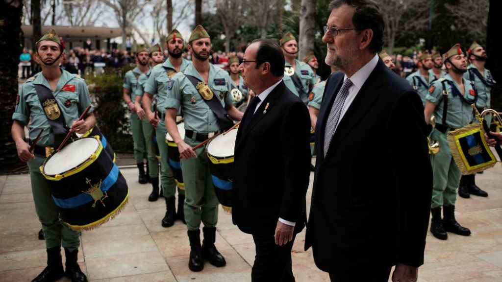 Hollande y Rajoy pasan revista a las tropas durante la XXV Cumbre Hispano-Francesa.