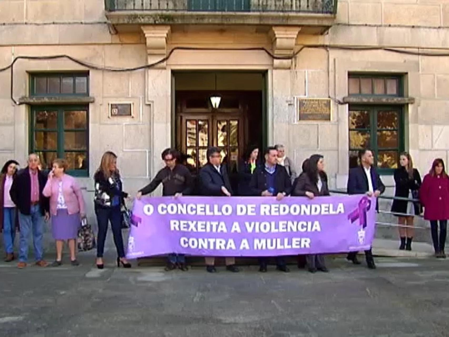 Concentración esta mañana en Redondela para condenar el crimen.