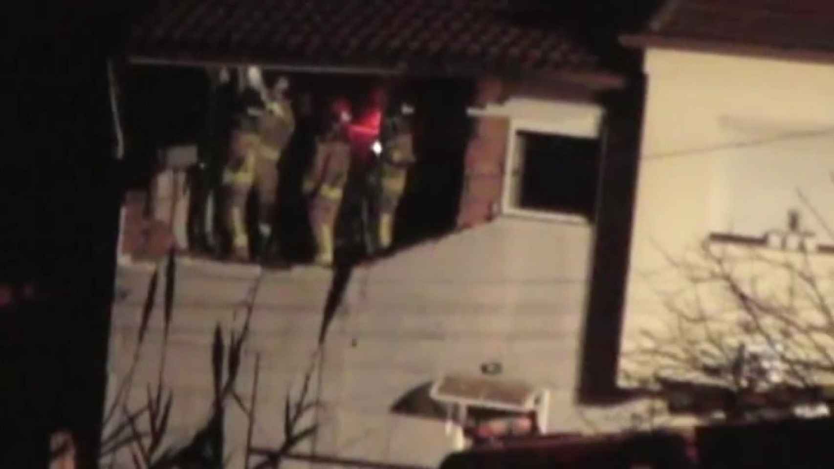 Los bomberos apagando el incendio en la casa de María José.