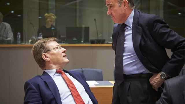 Guindos conversa con su homólogo belga durante el Ecofin