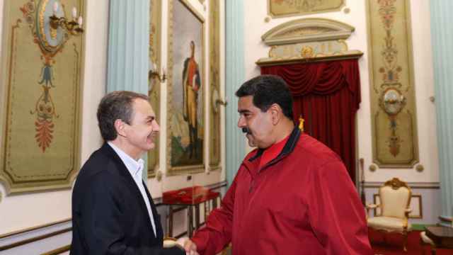 Zapatero saluda a Nicolás Maduro en el Palacio de Miraflores.