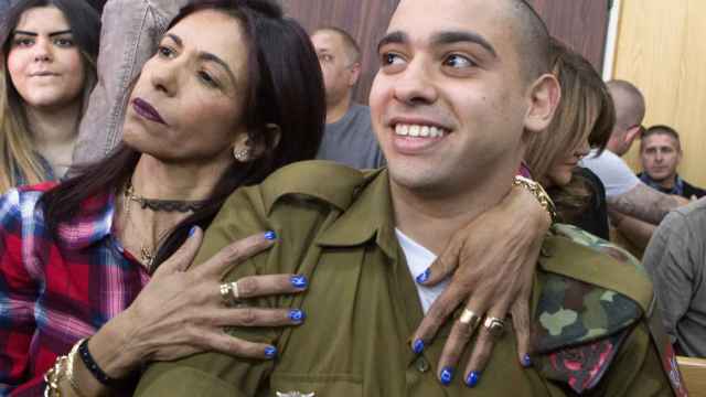 El soldado israelí con su madre.