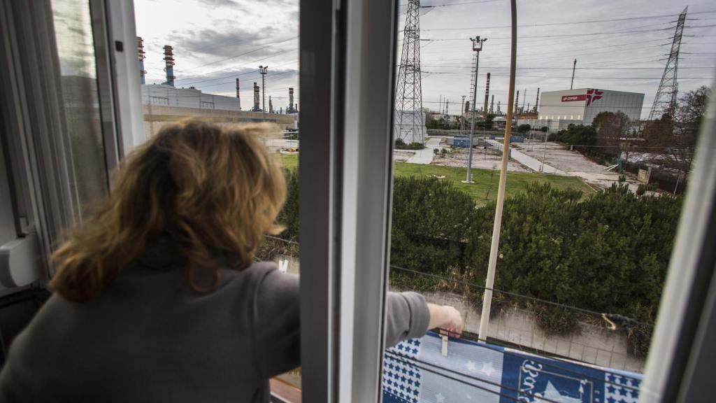 Desde la ventana en la que tienda la ropa, María Jesús tiene el mayor complejo industrial de Andalucía a sólo 25 metros.