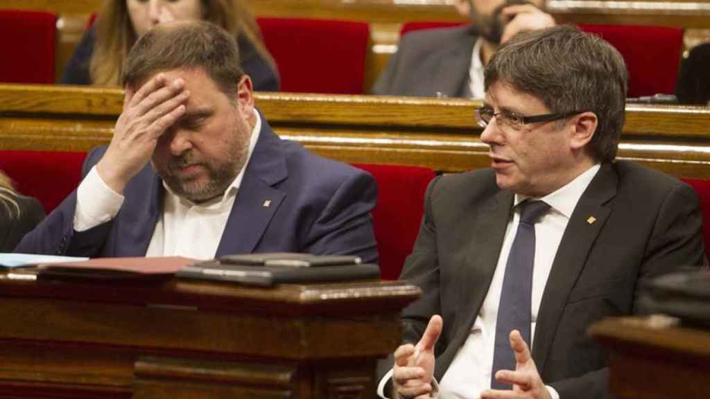 Junqueras y Puigdemont, en un pleno del Parlament de Cataluña.